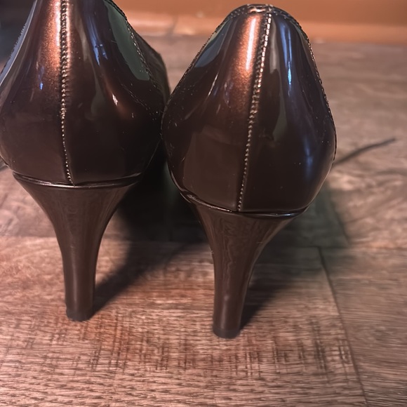 Anne Klein Oxford style heels 9.5 Brown. - Picture 6 of 7